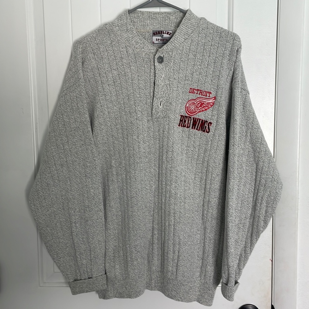 Vintage headline sports Canada Detroit Red Wings sweater. Size medium